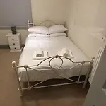 Spacious 7 Bedroom Budget In Headingley *