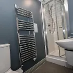 Spacious 7 Bedroom Budget In Headingley *