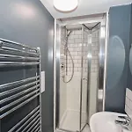 Spacious 7 Bedroom Budget In Headingley * 리즈