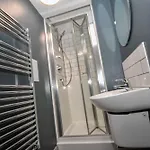 Spacious 7 Bedroom Budget In Headingley 아파트 *