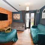 Spacious 7 Bedroom Budget In Headingley