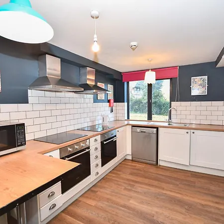 Апартаменты Spacious 7 Bedroom Budget In Headingley *