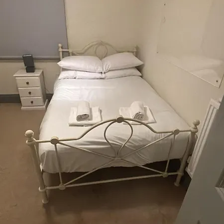 Spacious 7 Bedroom Budget In Headingley *