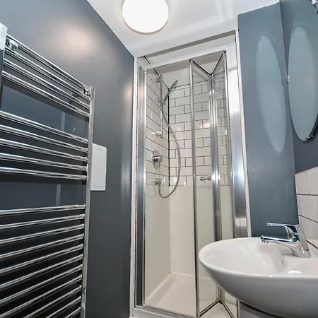 Spacious 7 Bedroom Budget In Headingley 아파트 *