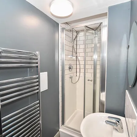 Spacious 7 Bedroom Budget In Headingley