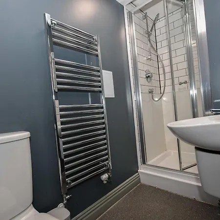 Spacious 7 Bedroom Budget In Headingley *