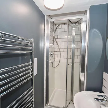 Spacious 7 Bedroom Budget In Headingley * ليدز