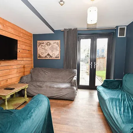 Spacious 7 Bedroom Budget In Headingley