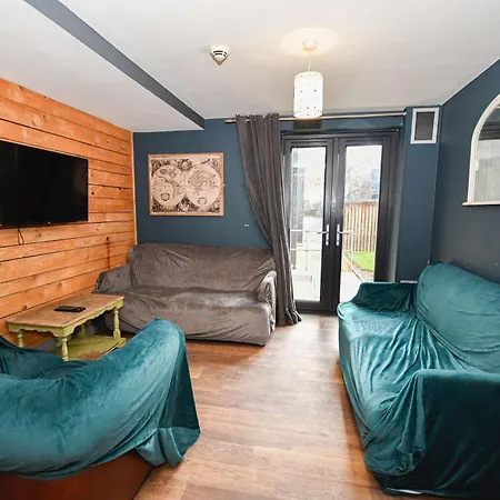 Spacious 7 Bedroom Budget In Headingley