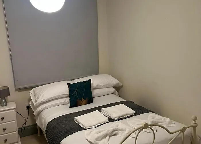 Апартаменти Spacious 7 Bedroom Budget In Headingley *