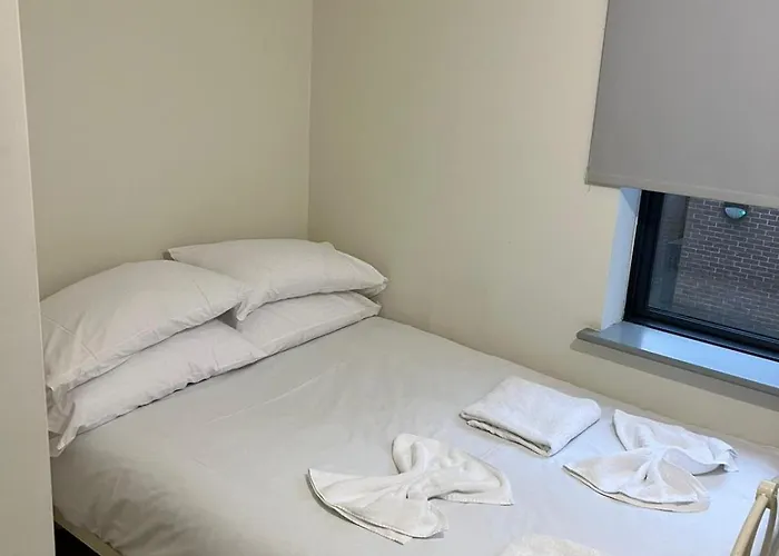 Spacious 7 Bedroom Budget In Headingley *