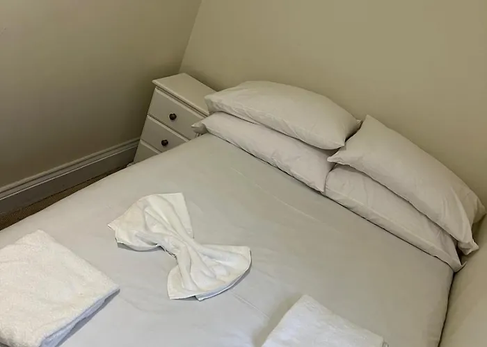 Апартаменты Spacious 7 Bedroom Budget In Headingley *