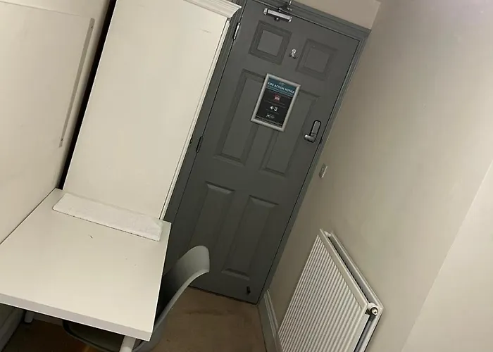 Spacious 7 Bedroom Budget In Headingley *