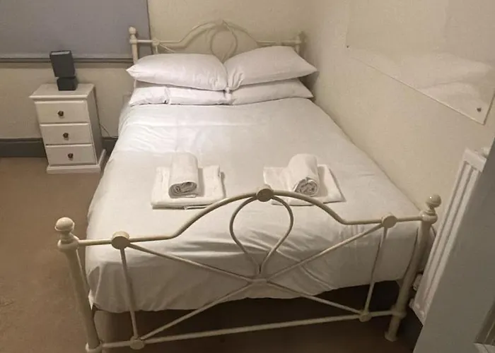 Spacious 7 Bedroom Budget In Headingley *