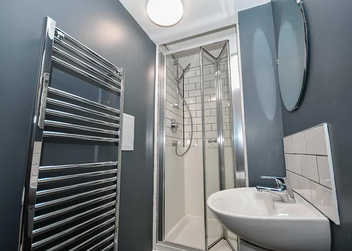 Spacious 7 Bedroom Budget In Headingley Апартаменты *