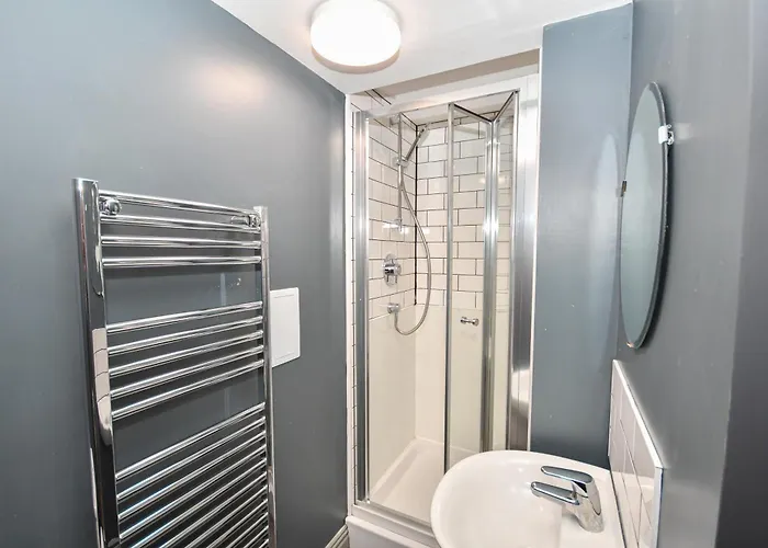 Spacious 7 Bedroom Budget In Headingley