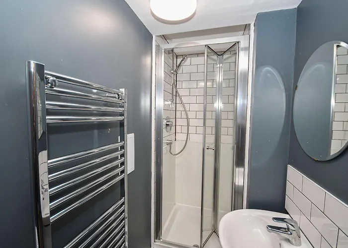 Spacious 7 Bedroom Budget In Headingley * Лидс