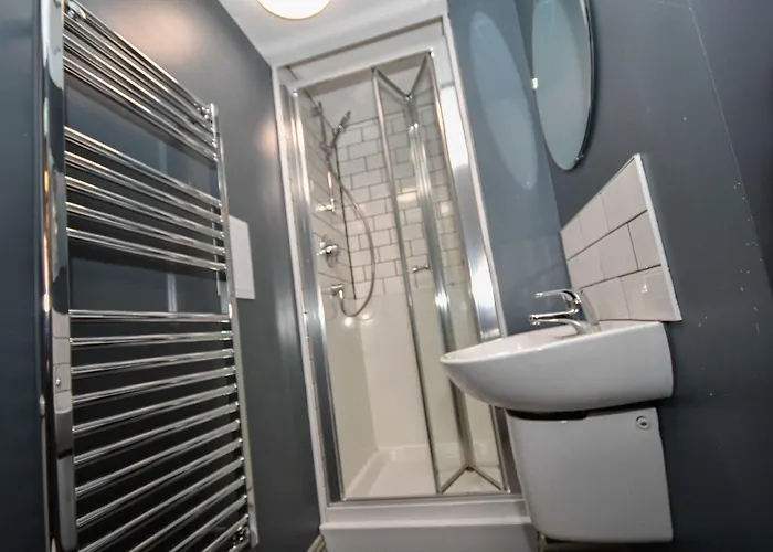 Spacious 7 Bedroom Budget In Headingley Апартаменты *