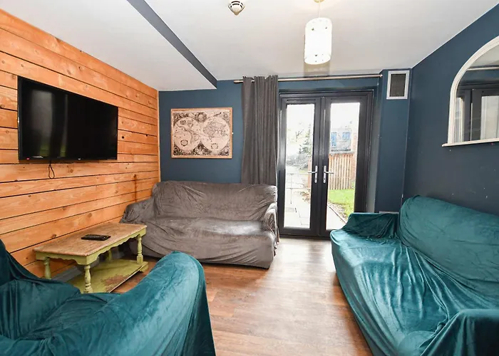 Spacious 7 Bedroom Budget In Headingley