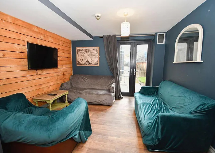 Spacious 7 Bedroom Budget In Headingley