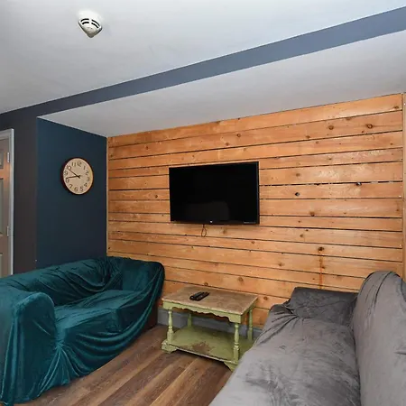 Spacious 7 Bedroom Budget In Headingley