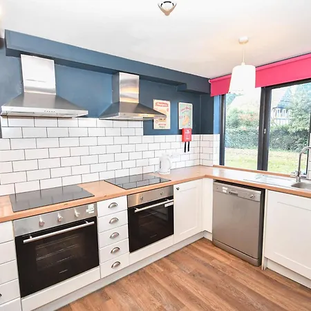 Spacious 7 Bedroom Budget In Headingley דירה לידס