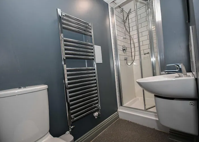 Spacious 7 Bedroom Budget In Headingley *